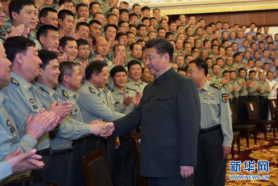 5月24日、25日,中共中央总书记、国家主席、中央军委主席习近平亲切看望慰问驻黑龙江部队,代表党中央和中央军委向广大官兵致以诚挚的问候。这是5月24日,习近平视察驻黑瞎子岛边防某团10连,了解连队建设情况。新华社记者 李刚 摄