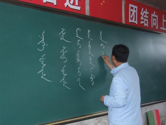 双城幸福乡久援村开展满族语言文字教学活动