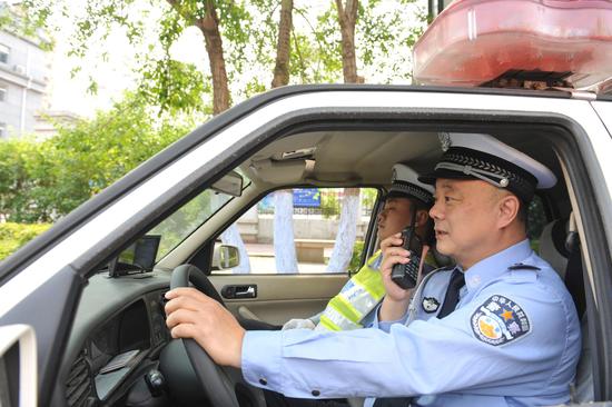 助力高考:哈尔滨交警优化考点交通环境