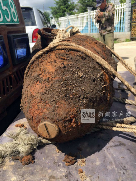 图为黑龙江居民挖到日军遗留300斤巨型炮弹