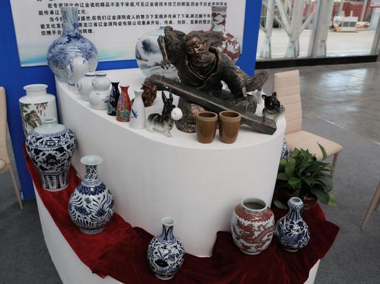 第四届中国国际新材料产业博览会上齐齐哈尔的陶瓷产品.