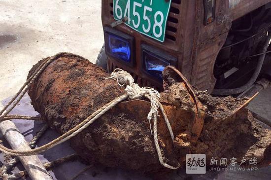 图为黑龙江居民挖到日军遗留300斤巨型炮弹4
