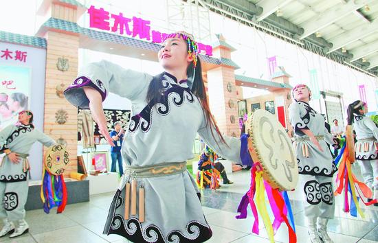 　　第四届中国国际新材料产业博览会和第二十七届哈尔滨国际经济贸易洽谈会上，我省少数民族的歌舞表演成为展会上的一大亮点。 本报记者苏强摄