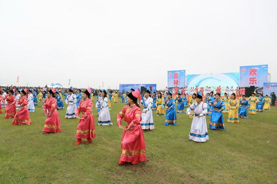 鄂温克族舞蹈(摄影/张亮)