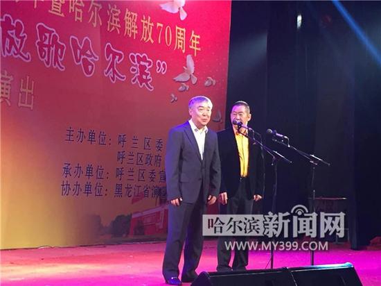 图为师胜杰、刘彤在百乐会相声文化节现场表演。