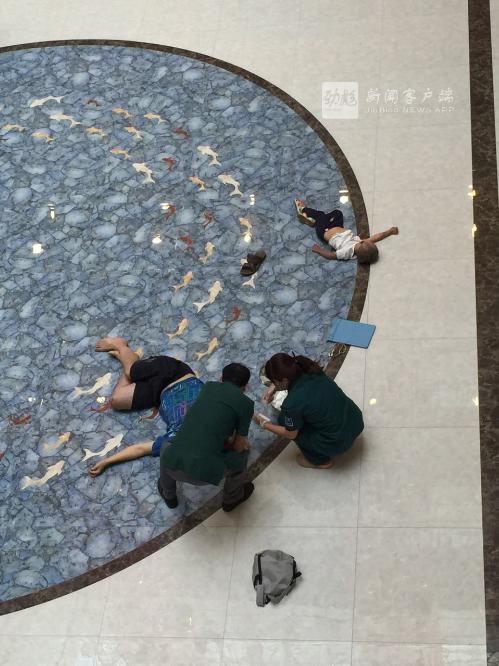 大庆市一父子从商场扶梯跌落身亡