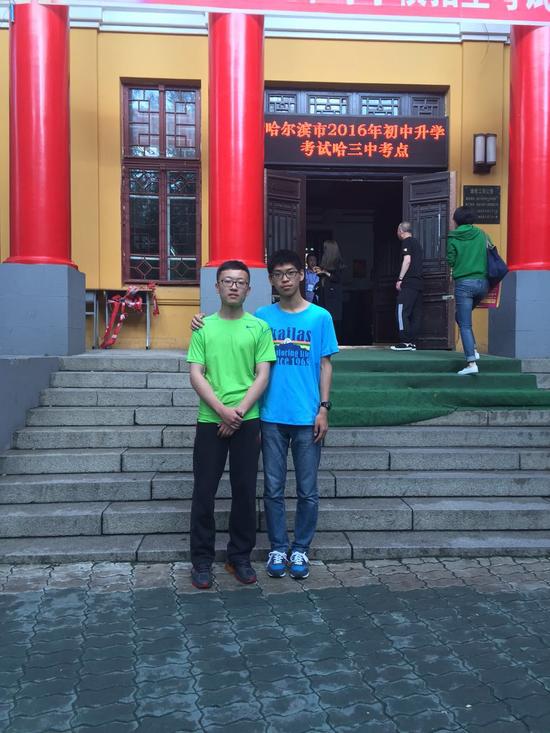中考当日，在哈三中考场，王科润与2016哈尔滨市高考状元程墨合影。