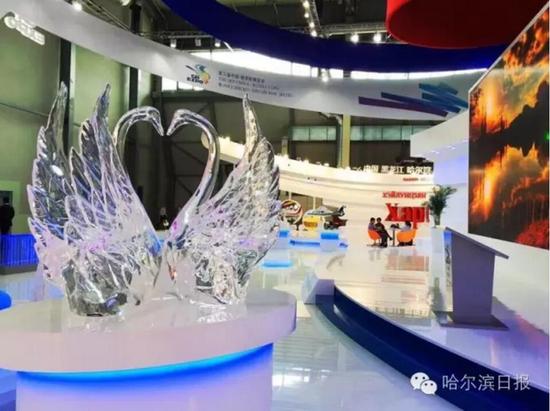 铂晶雕塑“天鹅之恋”晶莹剔透，象征着中俄两国源远流长的深厚情谊。