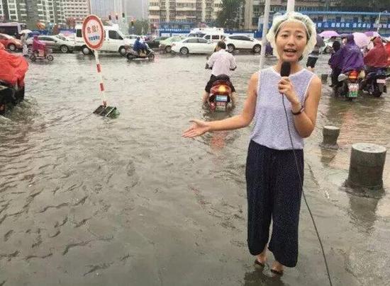 郑州女主持人浑身湿透，戴浴帽直播暴雨。明天的小编会是怎样的造型呢？