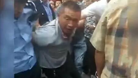 双鸭山恶男闹市连捅两人 警方鸣枪后又劫持人质