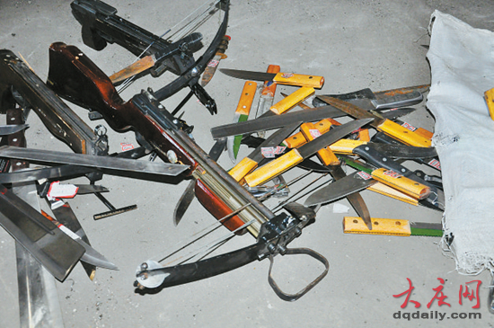 除非法枪支，警方还收缴了很多手弩和管制刀制。