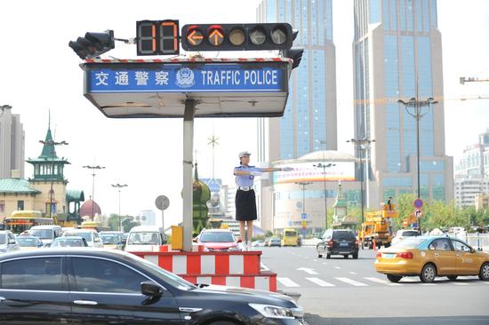 高温下女辅警仍在坚守岗位（杨志勇摄）