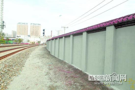 霁虹桥滨江线上行0公里200米围墙前（上）后对比。