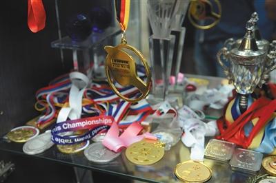 丁宁获得的各种奖牌摆在家里显眼的地方。