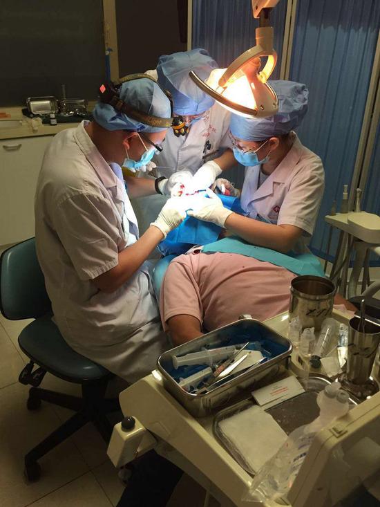 【新浪医讯】登梯滑落致面部毁容 哈市五院多