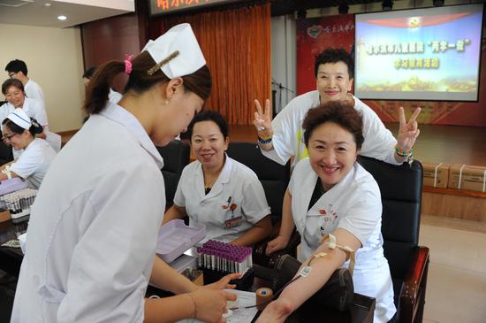 践行两学一做热血托举生命 哈市儿童医院百余