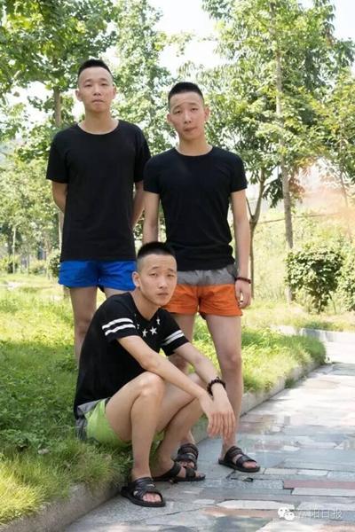 杭州富阳三胞胎共同报名参军