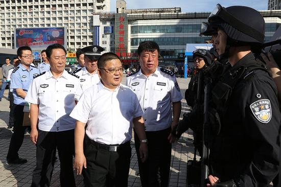 甘荣坤到哈尔滨检查安保反恐维稳工作