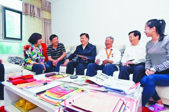 9月2日，刘云山在农垦建三江七星农场看望慰问老党员，听取对加强基层党建工作的意见建议。