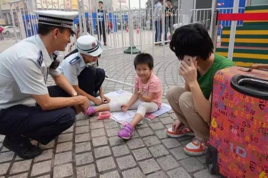 黑龙江女孩胡硕在北京西站与父亲失散