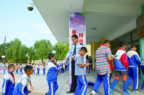 民警给小学生上法制课