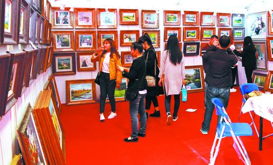 俄罗斯油画展吸引大批百姓参观