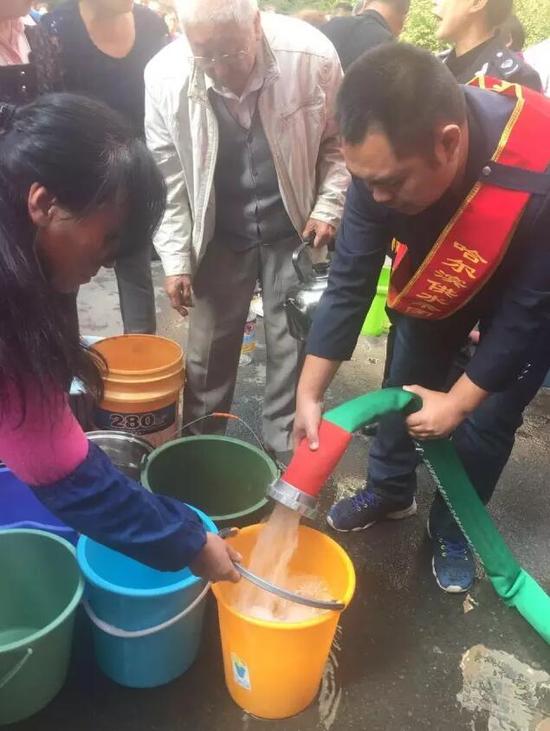 流动送水车定时给各停水小区送水