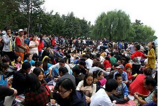 节假日期间的杭州西湖。