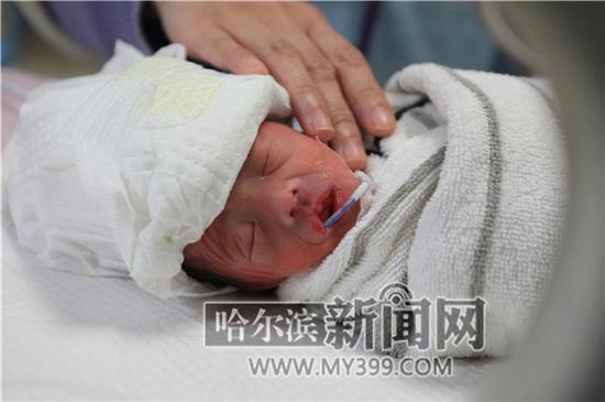 市四院卫生间捡到的弃婴“仁里”正在市儿童医院NICU接受救治。　杨锐摄