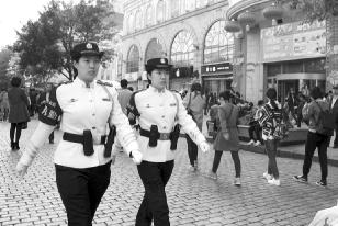 中央大街上巡逻的女警