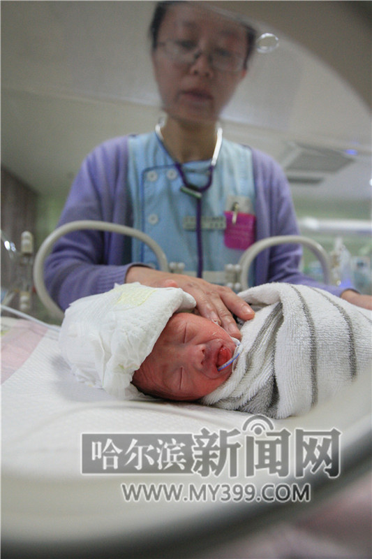 市四院卫生间捡到的弃婴“仁里”正在市儿童医院NICU接受救治。　杨锐摄