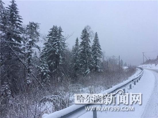 雪乡必经之路亚雪公路首降大雪