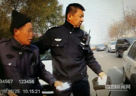 身穿停车场管理员制服的男子被控制