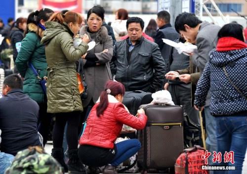 资料图：图为福州火车站外的外来务工人员。张斌 摄