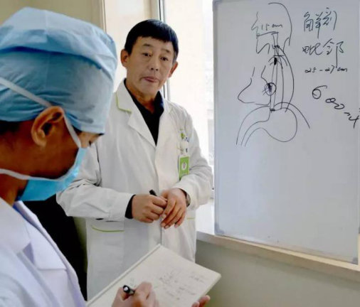 李野教授工作中