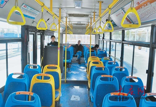 公交车上，始发时的乘客可不多。