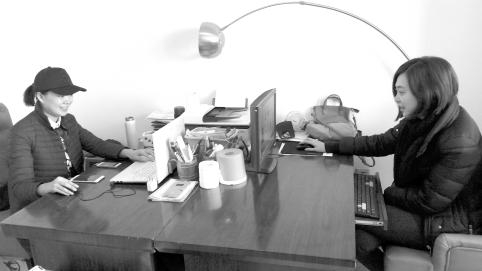 王佳（左）和徐雪莹在办公室忙碌着