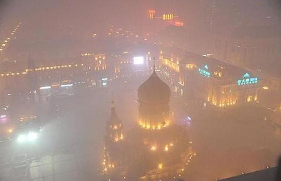 图为哈尔滨建筑艺术广场被雾霾笼罩。 东方IC