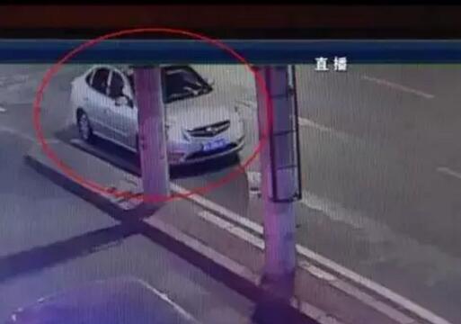 视频拍下的画面，疑似是这辆车上的人枪击了赵女士公司的玻璃门