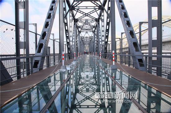 桥上的钢化玻璃透空展示区。