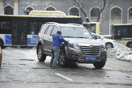 车主在推车