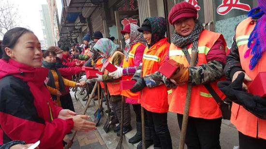 青冈暖杯行动情暖环卫工人