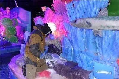 11月11日，一名冰雕师在美国加尔维斯顿制作冰雕。