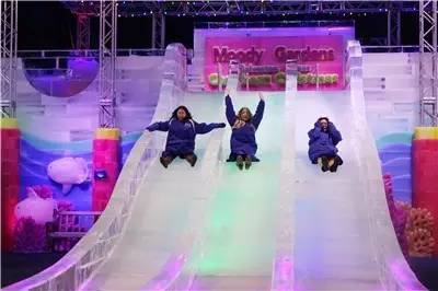 11月11日，人们在美国加尔维斯顿举行的冰雕展上滑冰滑梯。