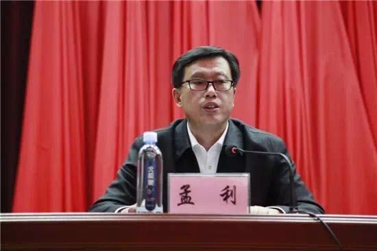 地区旅游局党组书记,局长孟利主持表彰会