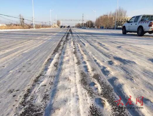 路面全是冰棱，车辆行驶艰难。