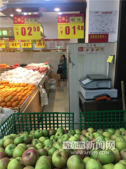 超市里的国光苹果零售价每公斤不到3元钱。