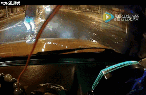 肇事司机用甩棍砸碎出租车风挡玻璃