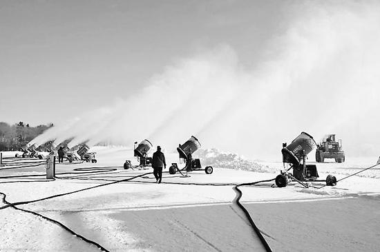 图为制雪现场。 宋运军本报记者邢汉夫摄