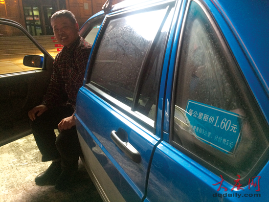 得知出租汽车要调价，出租车司机佟师傅很开心。